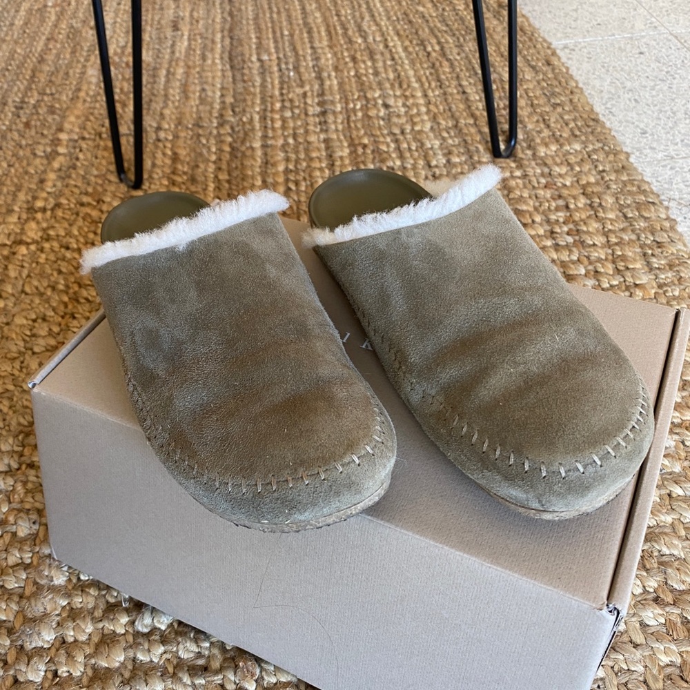 JENNI KAYNE Shearling-Lined Moc Clog in Laurel Size 39